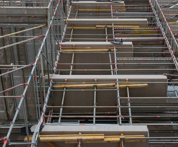 Steigers Gekoppeld Aan Een Gebouw — Stockfoto