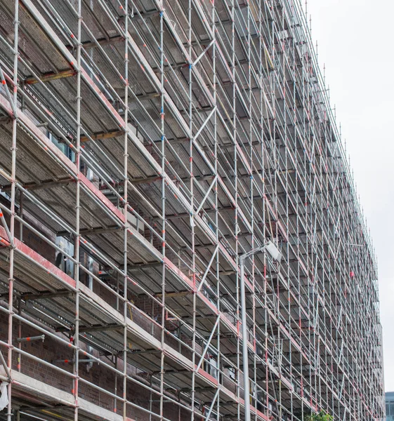 Steigers Gekoppeld Aan Een Gebouw — Stockfoto