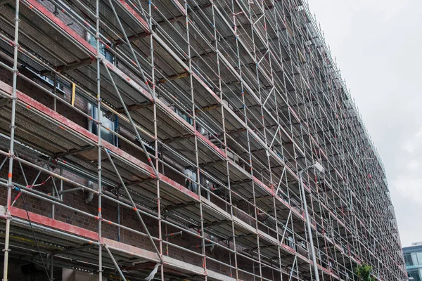 Steigers Gekoppeld Aan Een Gebouw — Stockfoto