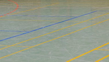Çeşitli hatları olan bir spor salonunun zemininde.
