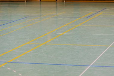 Çeşitli hatları olan bir spor salonunun zemininde.