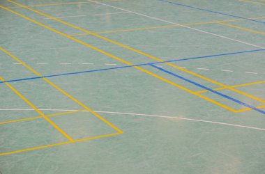 Çeşitli hatları olan bir spor salonunun zemininde.