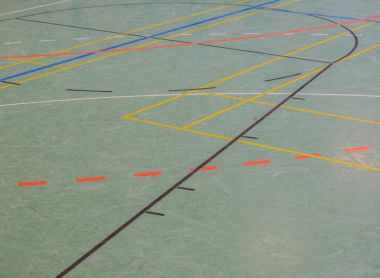 Çeşitli hatları olan bir spor salonunun zemininde.