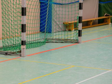 Çeşitli hatları olan bir spor salonunun zemininde.