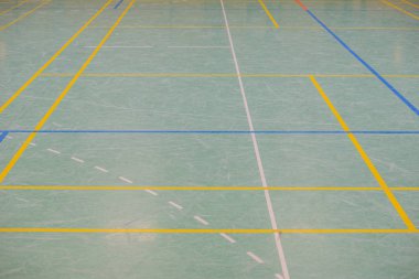 Çeşitli hatları olan bir spor salonunun zemininde.
