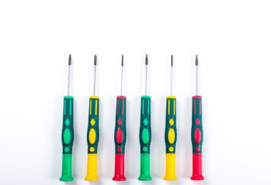 Beyaz arka plan üzerinde izole bir yayın olarak izole tornavida