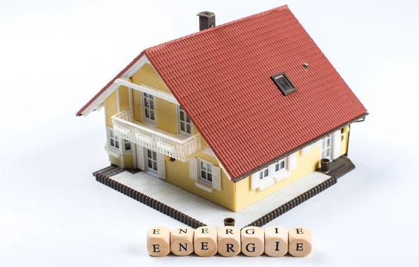 科特布斯 德国文本为能量 词在信件在立方体在模型房子前面 — 图库照片