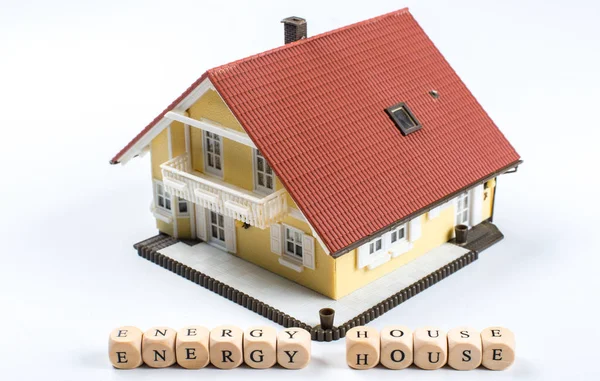木质立方体的文字能量模型房子 — 图库照片