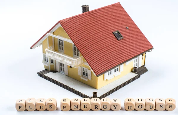 Musterhaus Mit Wort Energie Haus Auf Holzwürfel — Stockfoto
