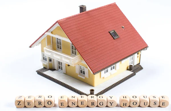 Modelu Dom Domu Słowo Zerowym Zużyciu Energii Drewniany Kubik — Zdjęcie stockowe