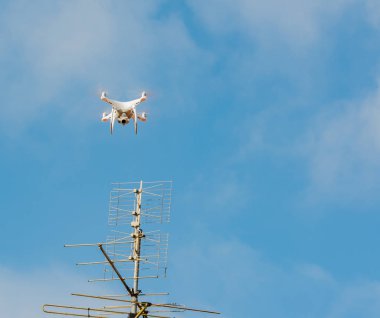 Robot kontrol edilir ve havada uçmak