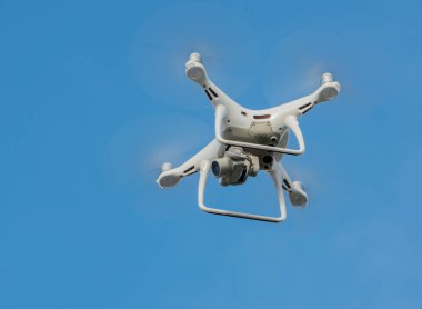 Robot kontrol edilir ve havada uçmak