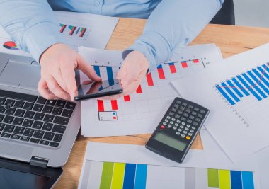 Bir defter ile masada işkadını çalışır