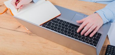 Onun iş konusunda uzman. Kadın defter ve onun işyerinde grafikleri bakarak bazı notlar yapma