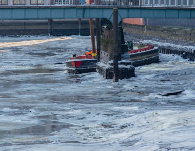 MAVNA tekneler iceboundly bellek kasabada Hamburg liman ile yalan.
