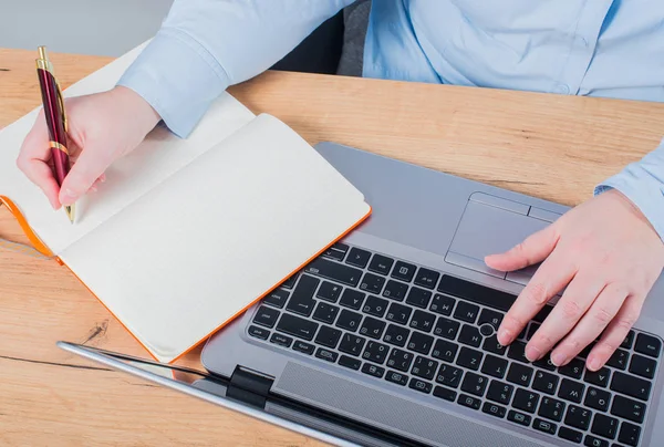 Expertin Ihrem Geschäft Frau Macht Sich Notizen Notizbuch Und Betrachtet — Stockfoto