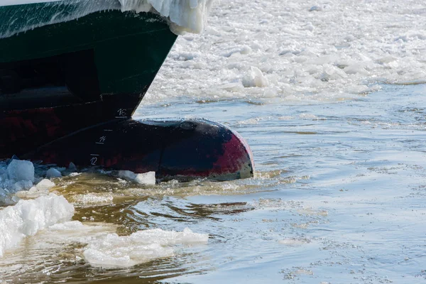 在汉堡港进行霜冻巡逻的破冰船 — 图库照片
