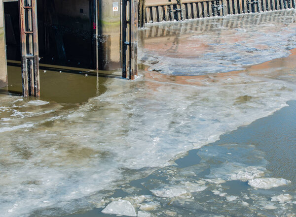 Ice floes in the port of Hamburg