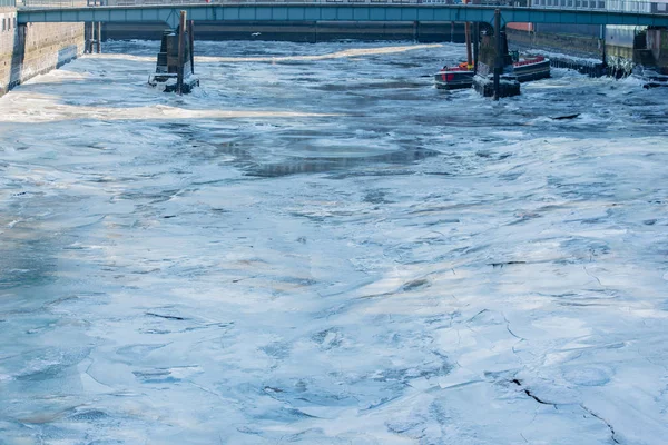 冰浮冰在汉堡港 — 图库照片