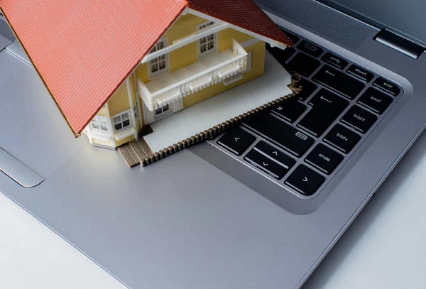 Model Huis Een Laptop — Stockfoto