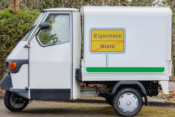 黄色标志与 Eigenheim Miete 德国文本为家庭 在交付的货车 — 图库照片