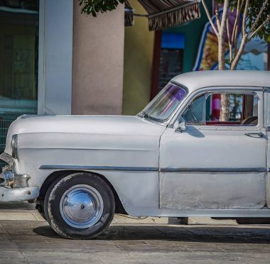 Havana Küba'da sokakta HDR fotoğraf Amerikan klasik otomobil