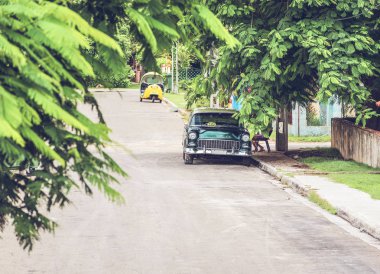 Havana Küba'da sokakta HDR fotoğraf Amerikan klasik otomobil