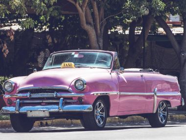 Havana Küba'da sokakta HDR fotoğraf Amerikan klasik otomobil