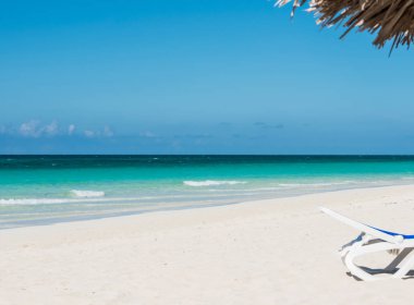 Küba 'daki Karayip sahilinde beyaz kum ve turkuaz su 