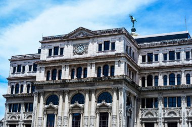 Havana Küba'da ana cadde üzerinde bina
