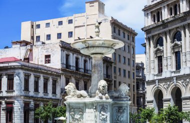 Havana Küba'da ana cadde üzerinde bina
