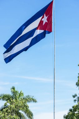 Küba bayrağı mavi gökyüzü ve gün ışığı önce