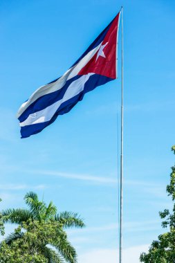 Küba bayrağı mavi gökyüzü ve gün ışığı önce