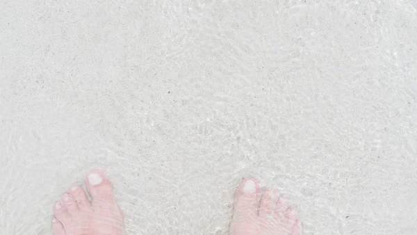 赤脚在加勒比海水在古巴巴拉德罗 — 图库照片