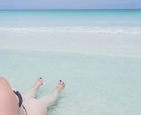 カリブ海で裸足キューバ パラデロの水 — ストック写真