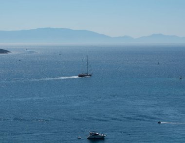 Ege Denizi Türk sahilinin Akdeniz kıyısı ve liman kenti Bodrum 'un manzarası, Kos şehrinden Bodrum' a tekne gezisi