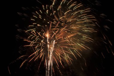 Yıl başında uzun süre havai fişek gösterisi