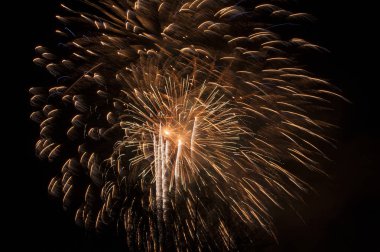 Yıl başında uzun süre havai fişek gösterisi