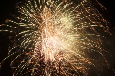 Yıl başında uzun süre havai fişek gösterisi