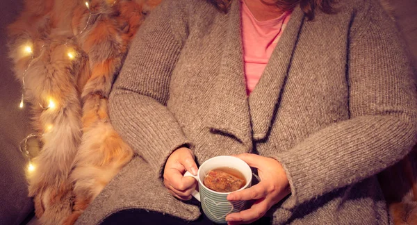 Femme Récupère Avec Une Tasse Thé Les Jours Froids Automne — Photo