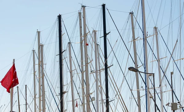 Fartygsmast Hamnen Bodrum Turkiet Framför Molnfri Himmel — Stockfoto