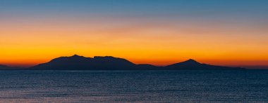 Akdeniz sahilinden sabah 6 'da Kos Yunanistan' ın önünde güneş doğuyor.