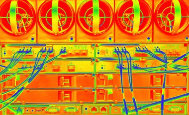 Veri merkezindeki bir bıçağın termal görüntüsü - Sunucu rafındaki Bladecenter ağı