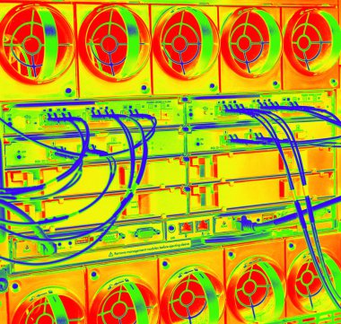 Veri merkezindeki bir bıçağın termal görüntüsü - Sunucu rafındaki Bladecenter ağı