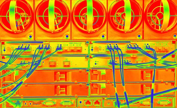 データセンター内のブレードエンクロージャの熱画像 サーバラック内のBldecenterネットワーク — ストック写真