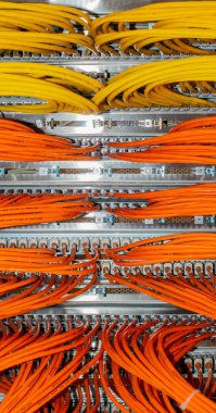 Bir veri merkezinde ağ anahtarı ve ağ kablosu Rj45 yama kablosu