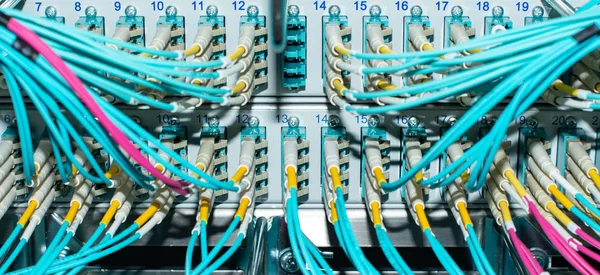 데이터 센터에 네트워크 스위치와 네트워크 케이블 광섬유 — 스톡 사진