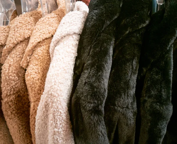 Jaqueta Inverno Com Mohair Peles Falsas Para Venda Inverno Rack — Fotografia de Stock