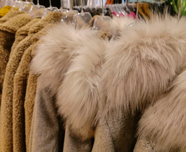 冬季夹克 有马海毛和绒毛 冬季销售时放在衣架上 — 图库照片