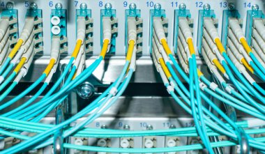 Bir veri merkezinde ağ anahtarı ve kablo fiber optik fiber